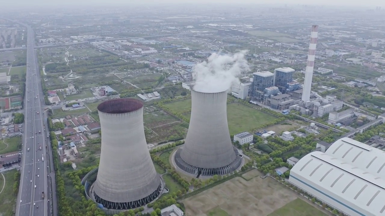 航拍上海燃煤发电厂,巨型大烟囱视频素材