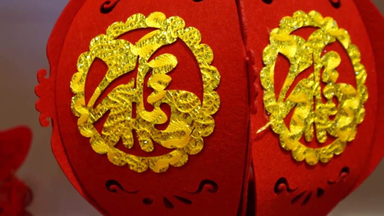 中国新年春节传统红色喜庆年货装饰品年年有鱼和福字灯笼视频素材
