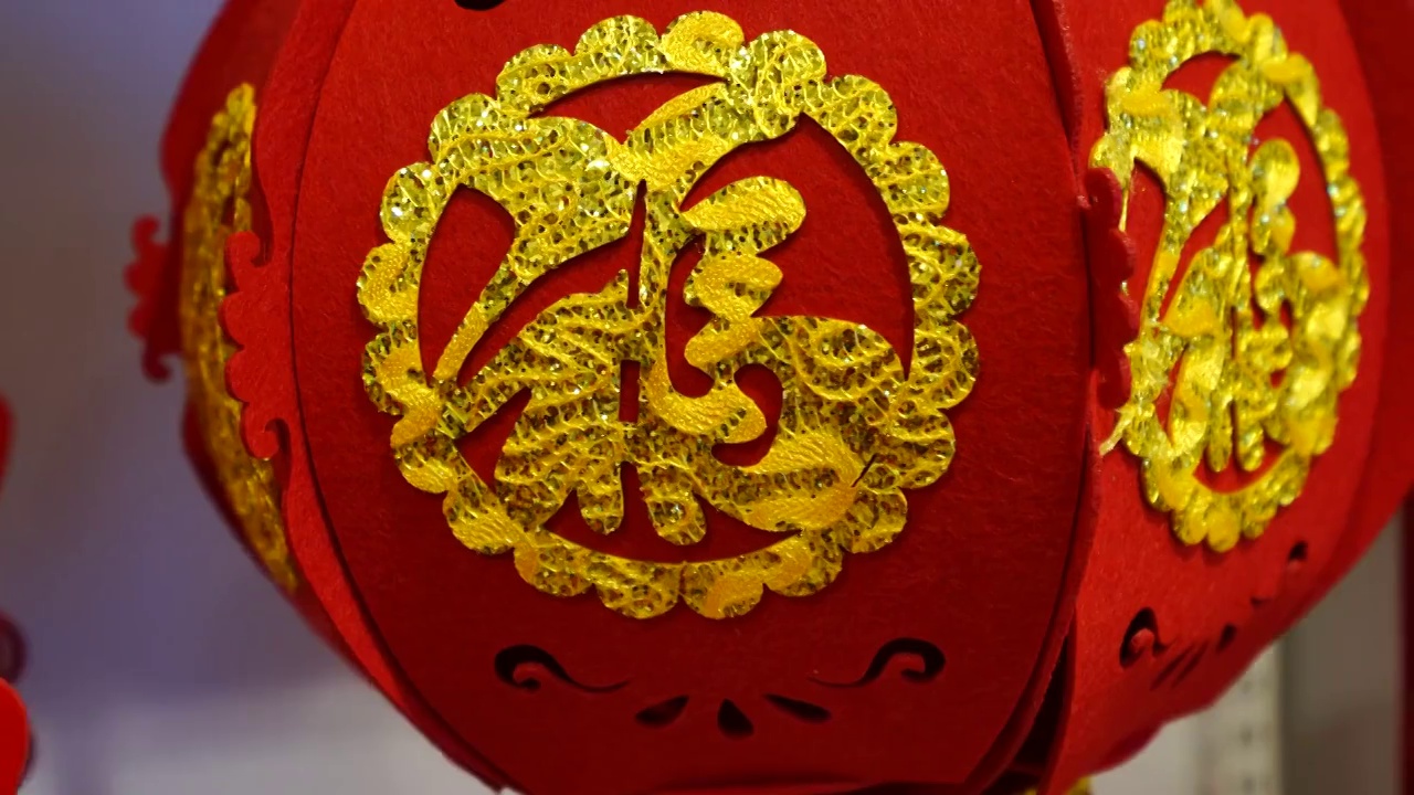 中国新年春节传统红色喜庆年货装饰品年年有鱼和福字灯笼视频下载