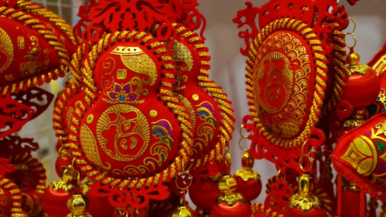 中国新年春节传统红色喜庆年货装饰品福字灯笼视频素材