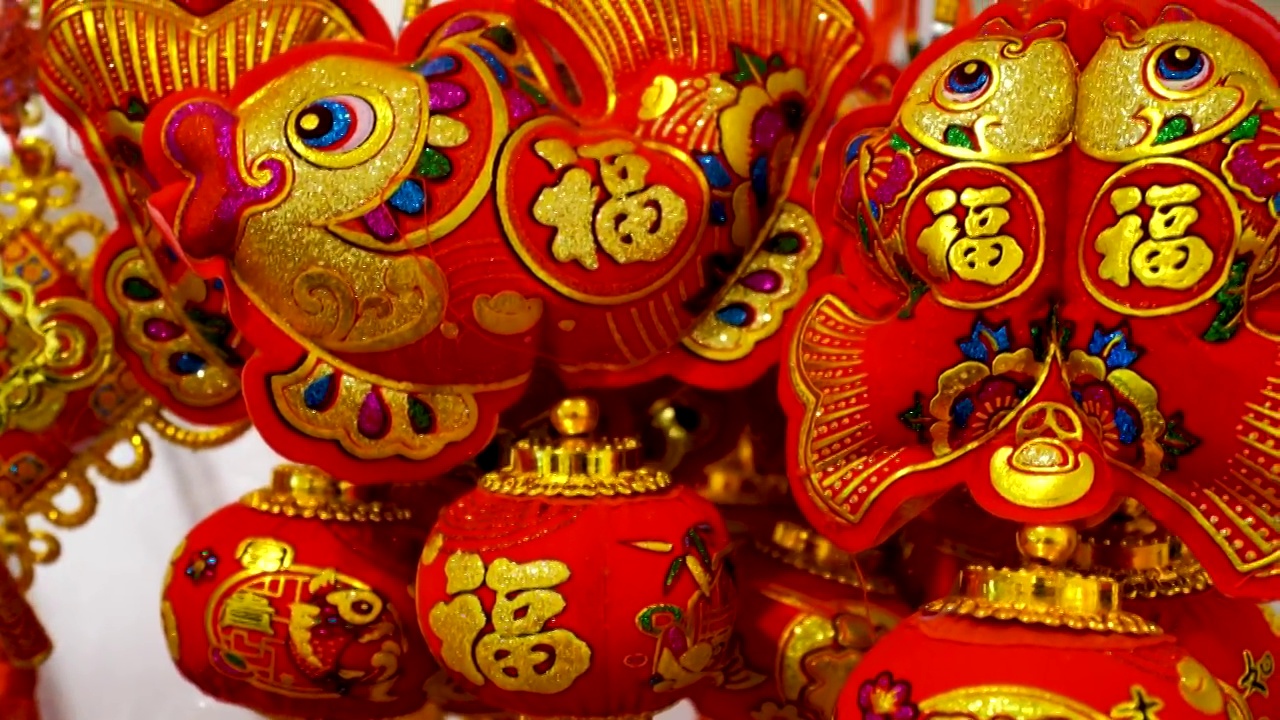 中国新年春节传统红色喜庆年货装饰品年年有鱼和福字灯笼视频素材
