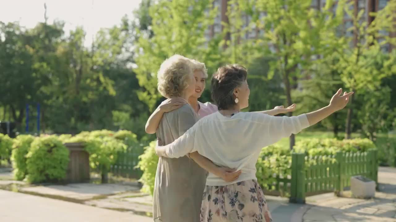 快乐的老年闺蜜在公园放松身心视频素材