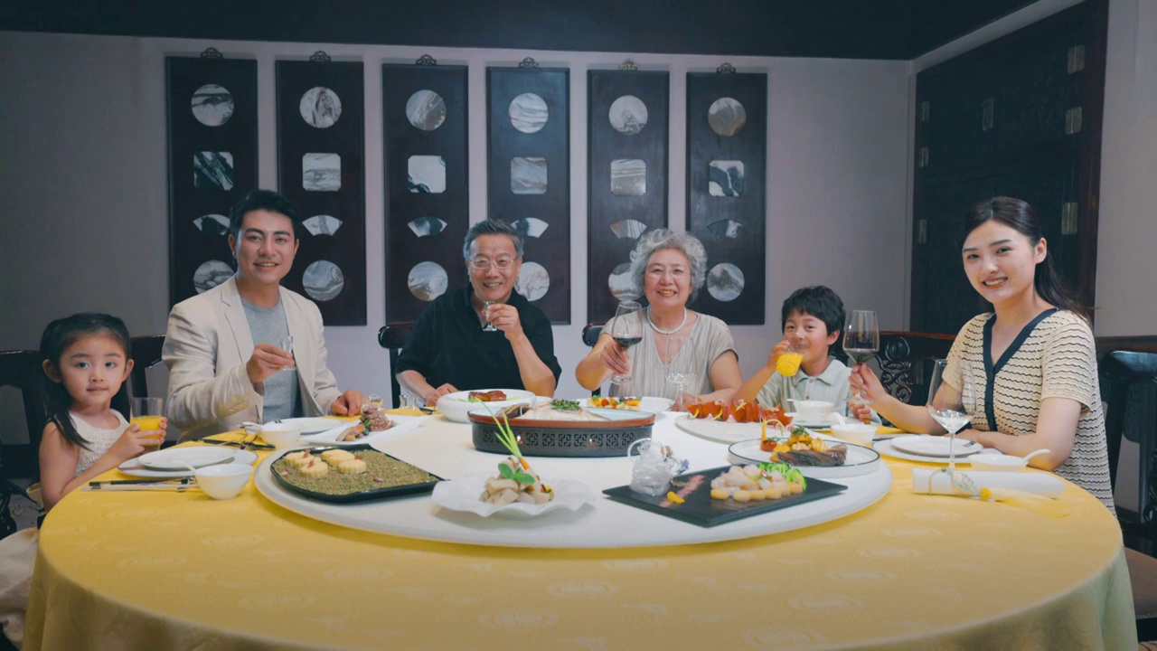 幸福家庭在餐厅聚餐视频素材