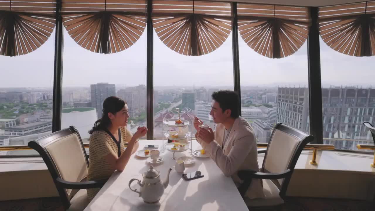 青年情侣在餐厅用餐视频素材