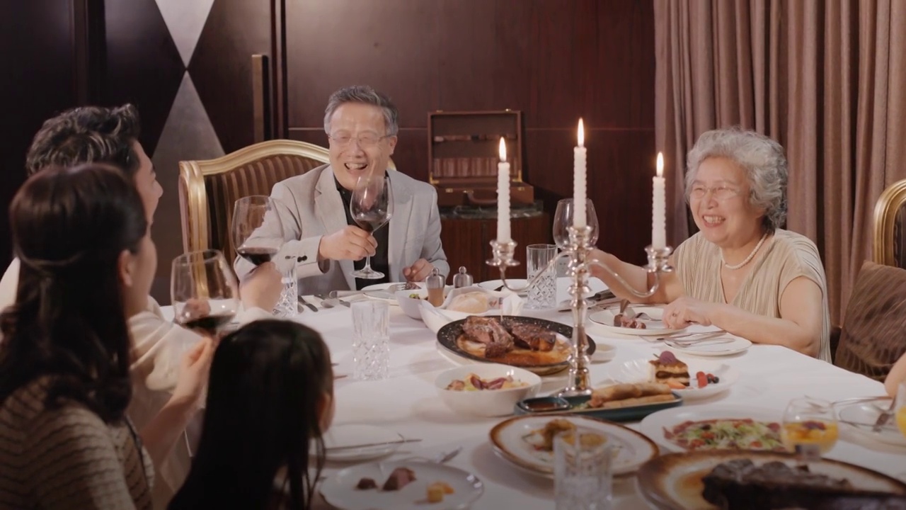 幸福家庭在餐厅聚餐视频下载