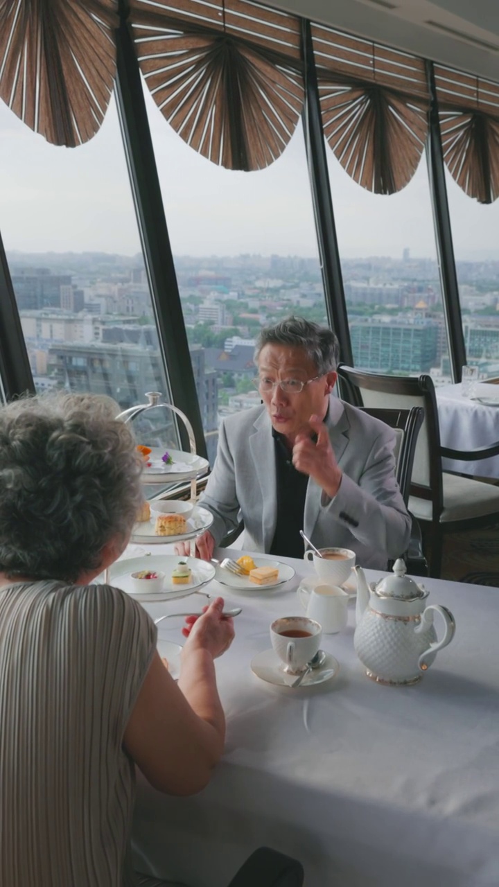 幸福的老年夫妇在餐厅用餐视频素材