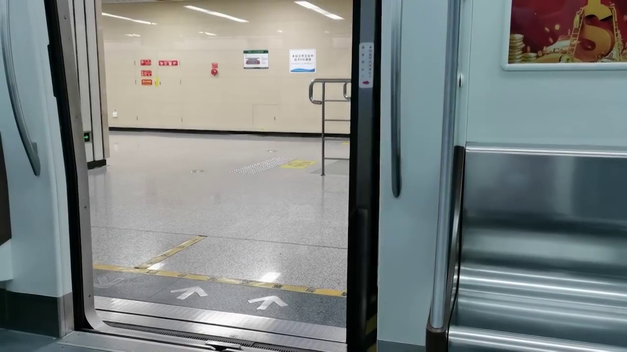 地铁列车关门特写视频素材