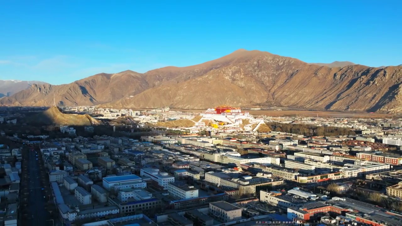 西藏拉萨布达拉宫日出航拍延时视频素材