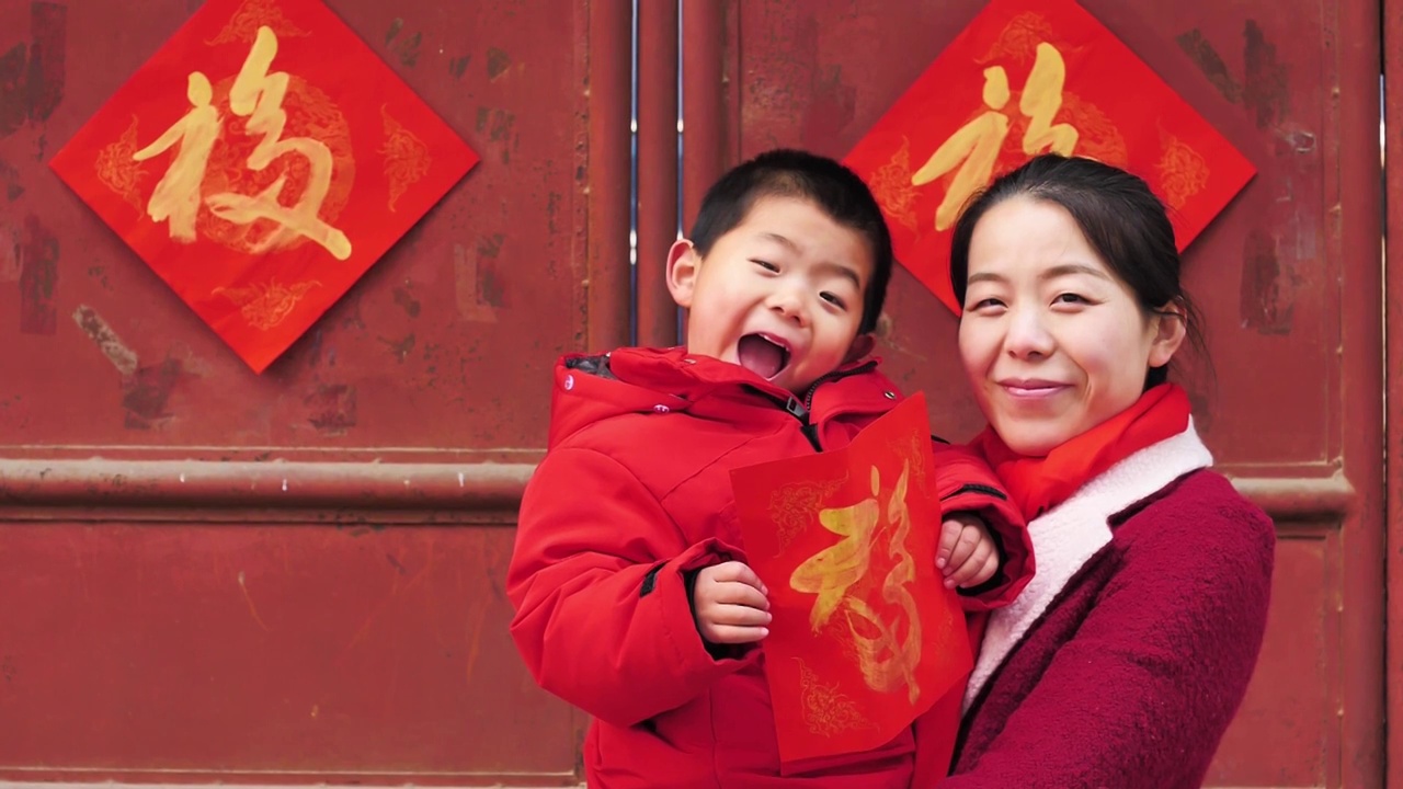 亚洲中国人母子过年拿福字红包拜年欢度中国年新春视频购买