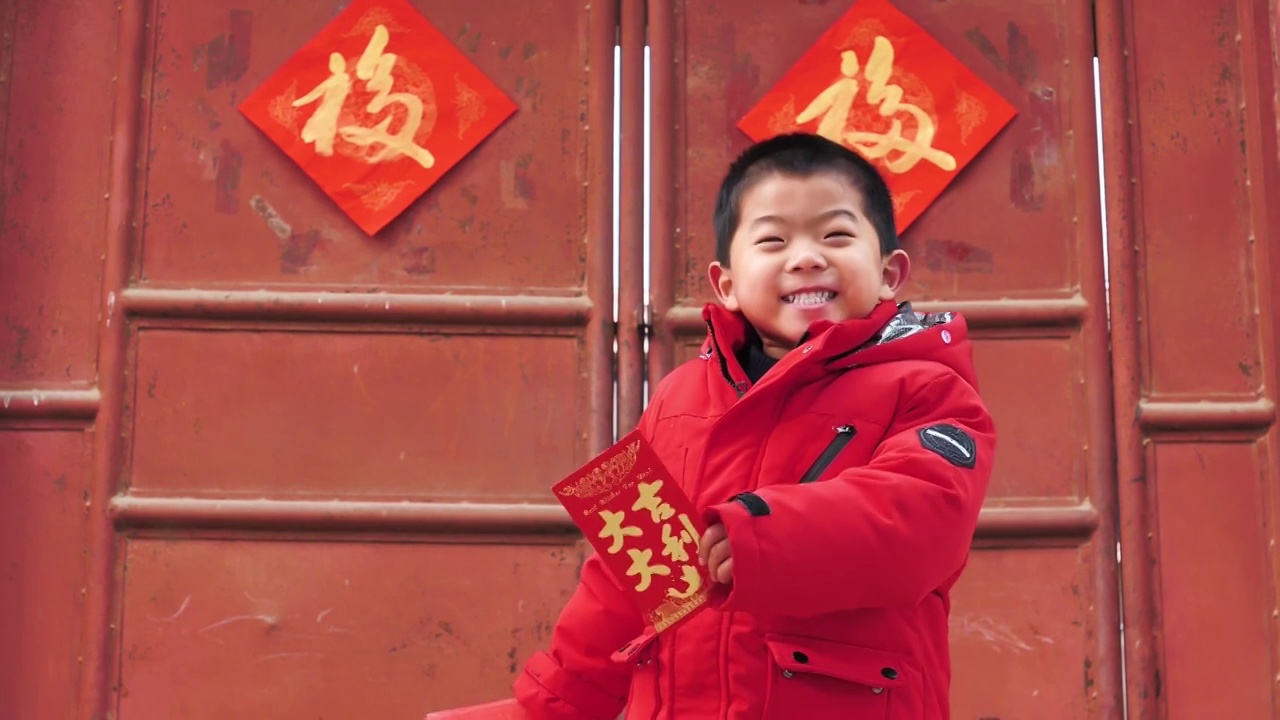 亚洲中国小朋友过年手拿红包兴奋高兴快乐视频下载