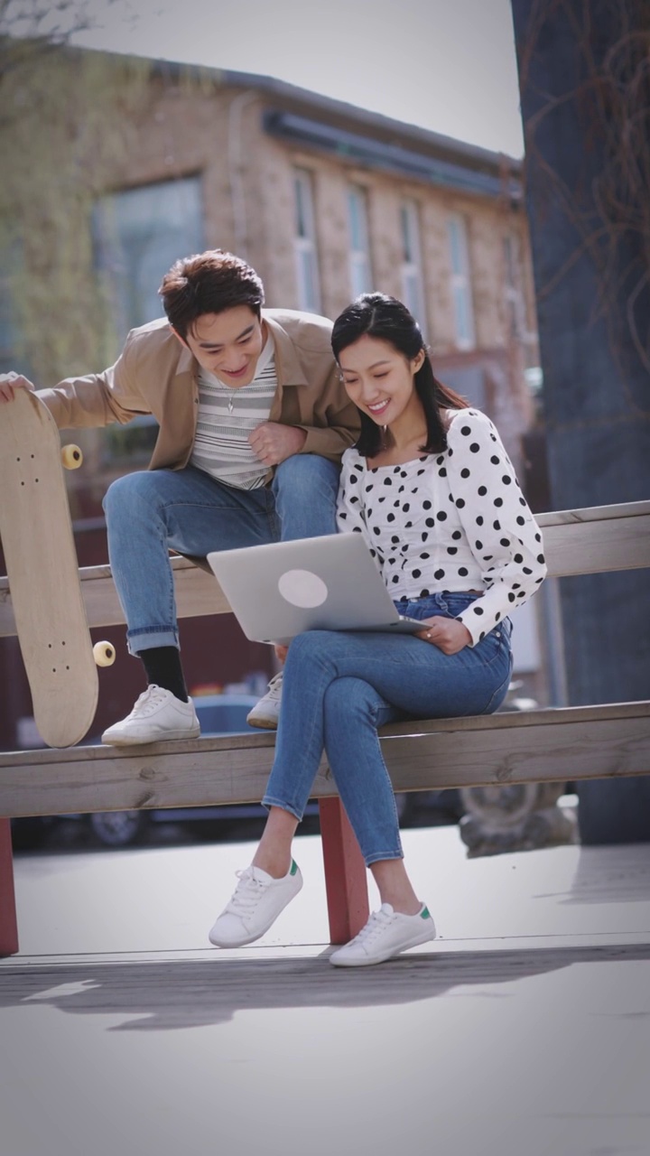 快乐商务情侣在户外使用笔记本电脑视频素材