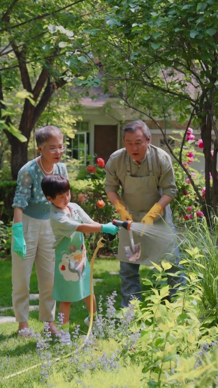 祖孙三人在院子里浇水视频素材