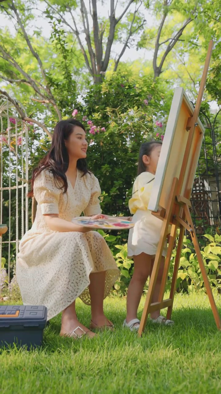 快乐母女在庭院内画画视频素材