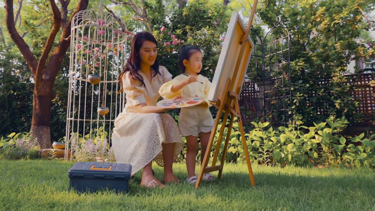 快乐母女在庭院内画画视频下载