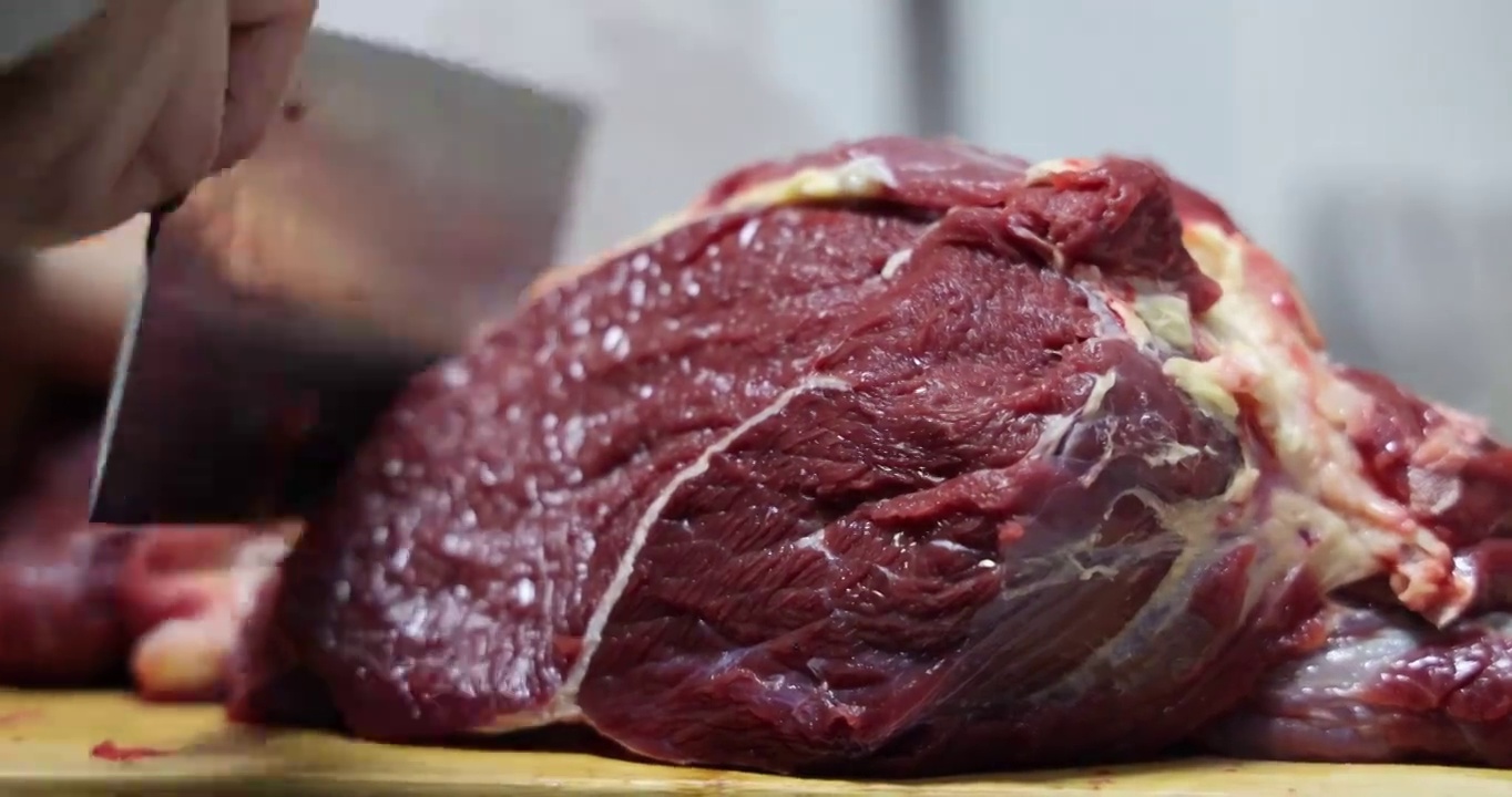 美食食材：将一大份牦牛肉改刀切成小块视频下载