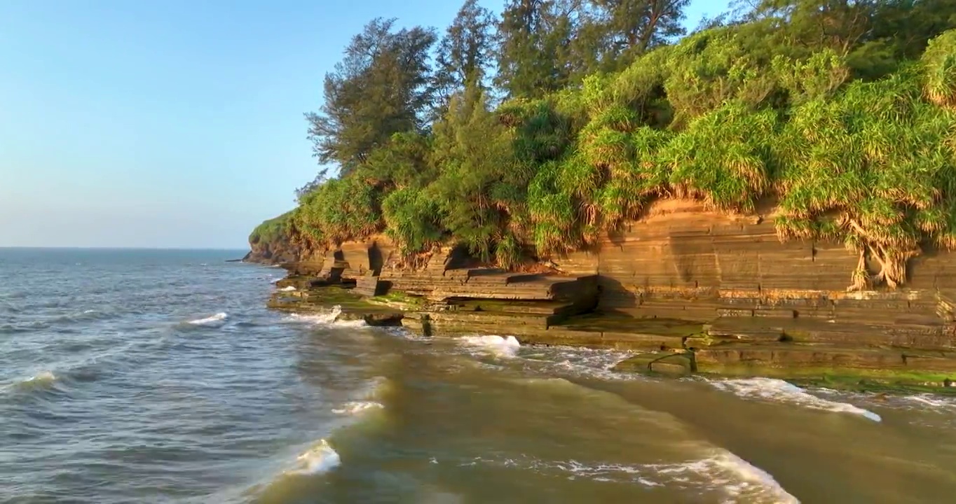 涠洲岛五彩滩蓝天下的崖岩纹理海浪视频下载