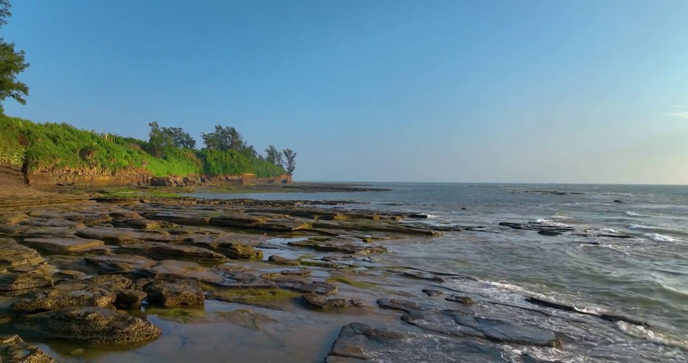 涠洲岛五彩滩蓝天下的礁石纹理海浪视频下载