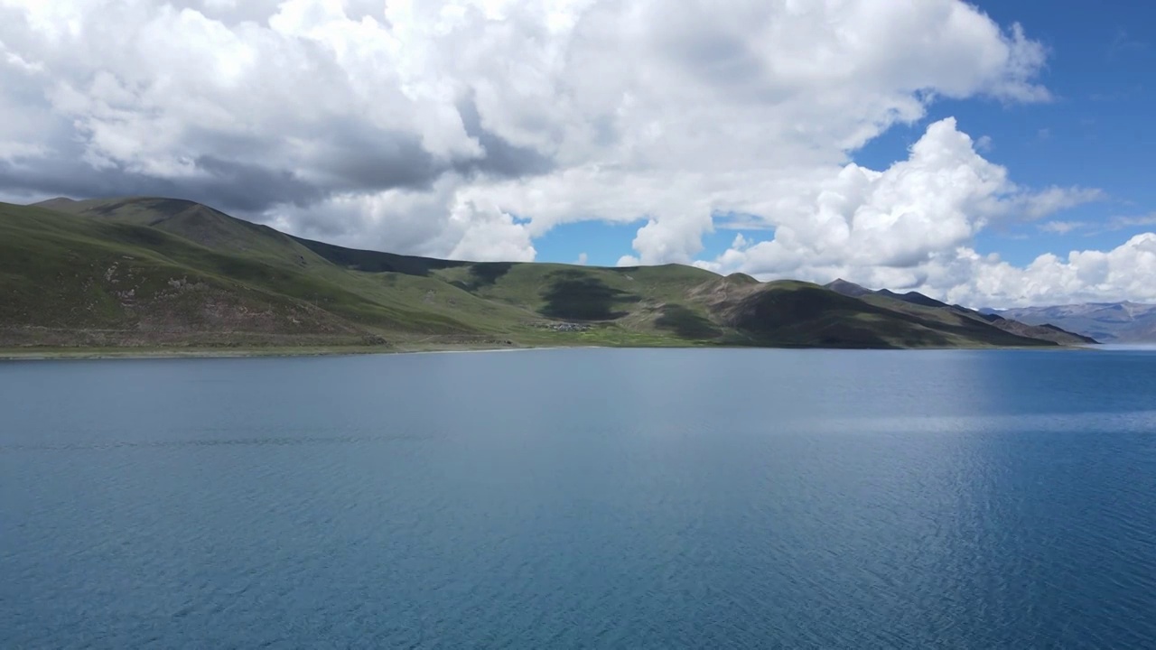 西藏羊卓雍措湖水航拍视频下载