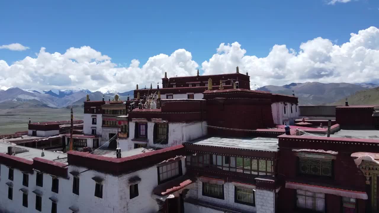 西藏高原下的山顶寺庙视频下载