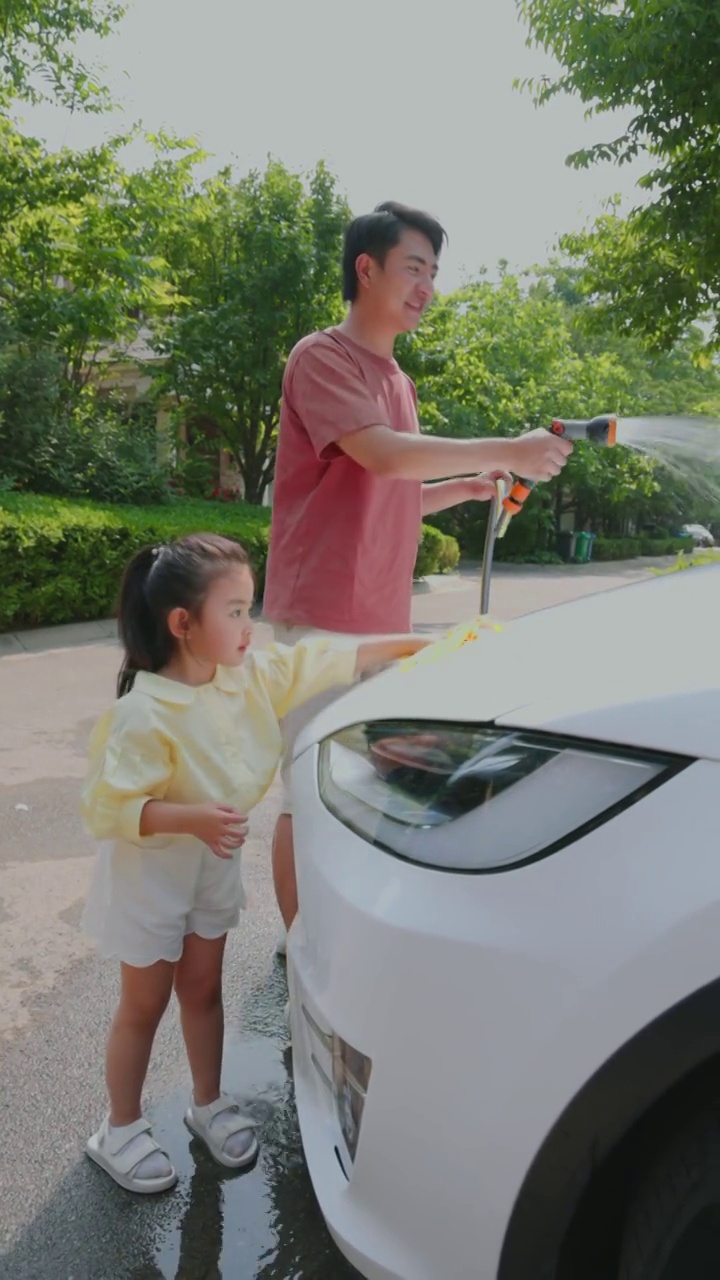 快乐父女擦洗汽车视频素材