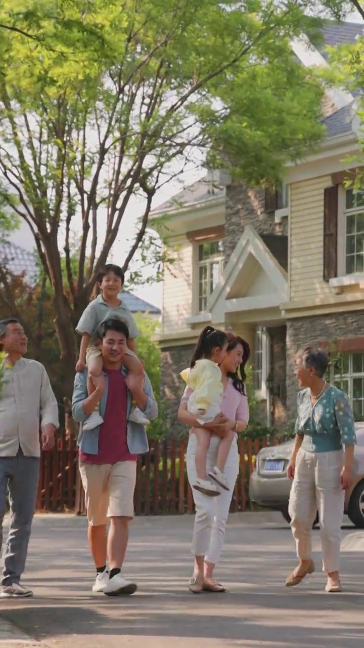 幸福的六口之家在小区内散步视频素材