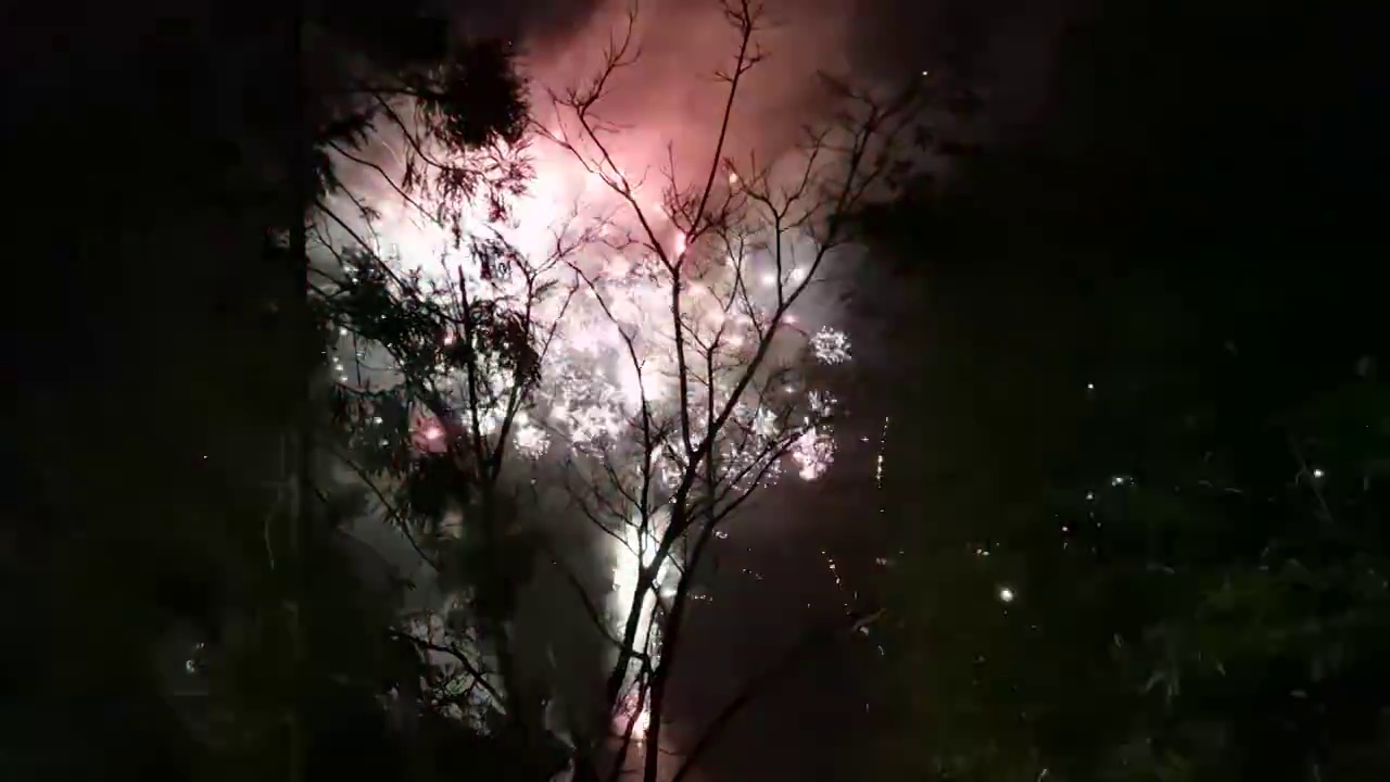山区农村春节放烟花的场景视频素材