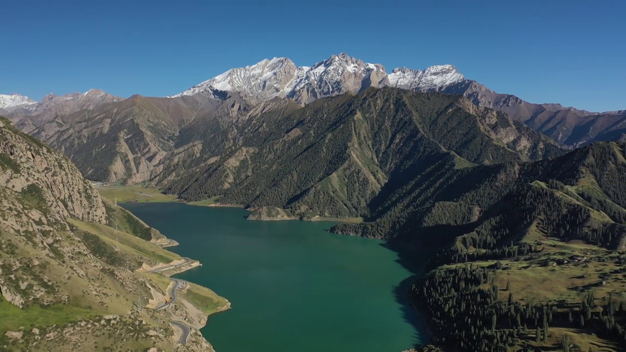 新疆独库公路大龙池自驾游旅行自然风光航拍视频素材
