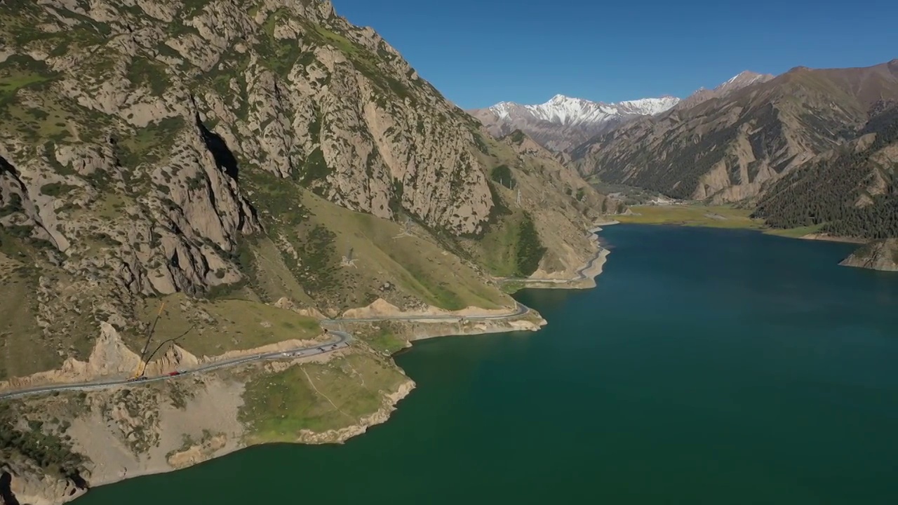 新疆独库公路大龙池自驾游旅行自然风光航拍视频素材