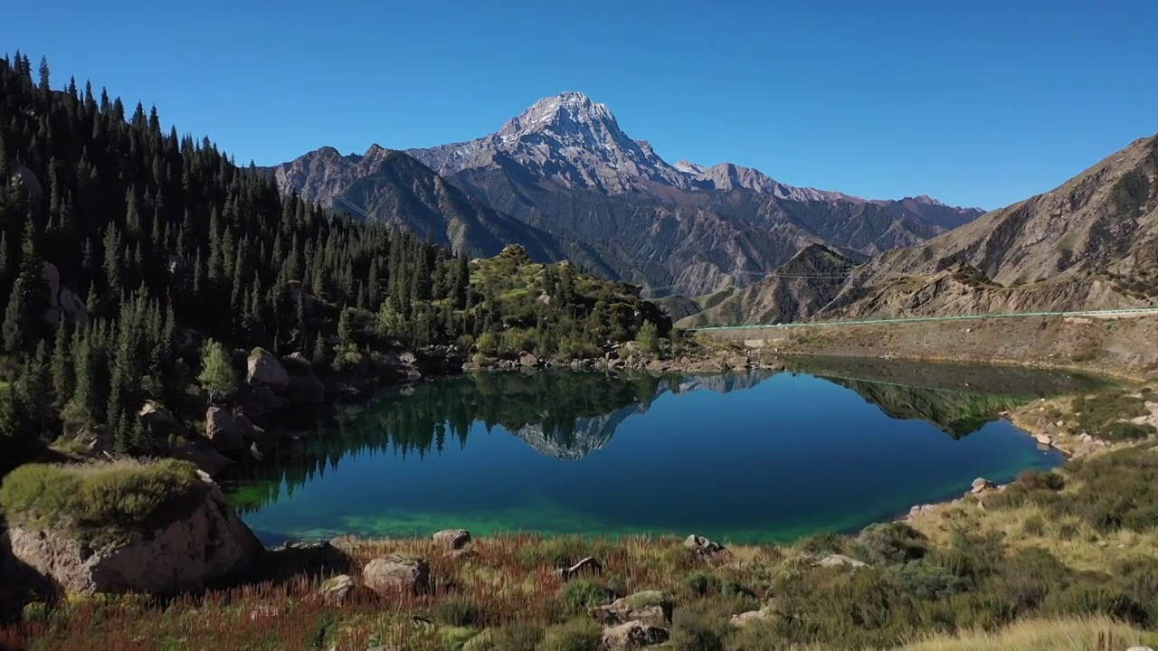 新疆独库公路小龙池自驾游旅行自然风光航拍视频素材