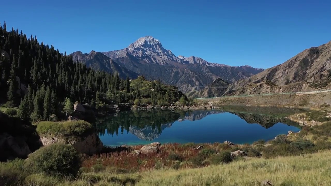 新疆独库公路小龙池自驾游旅行自然风光航拍视频素材