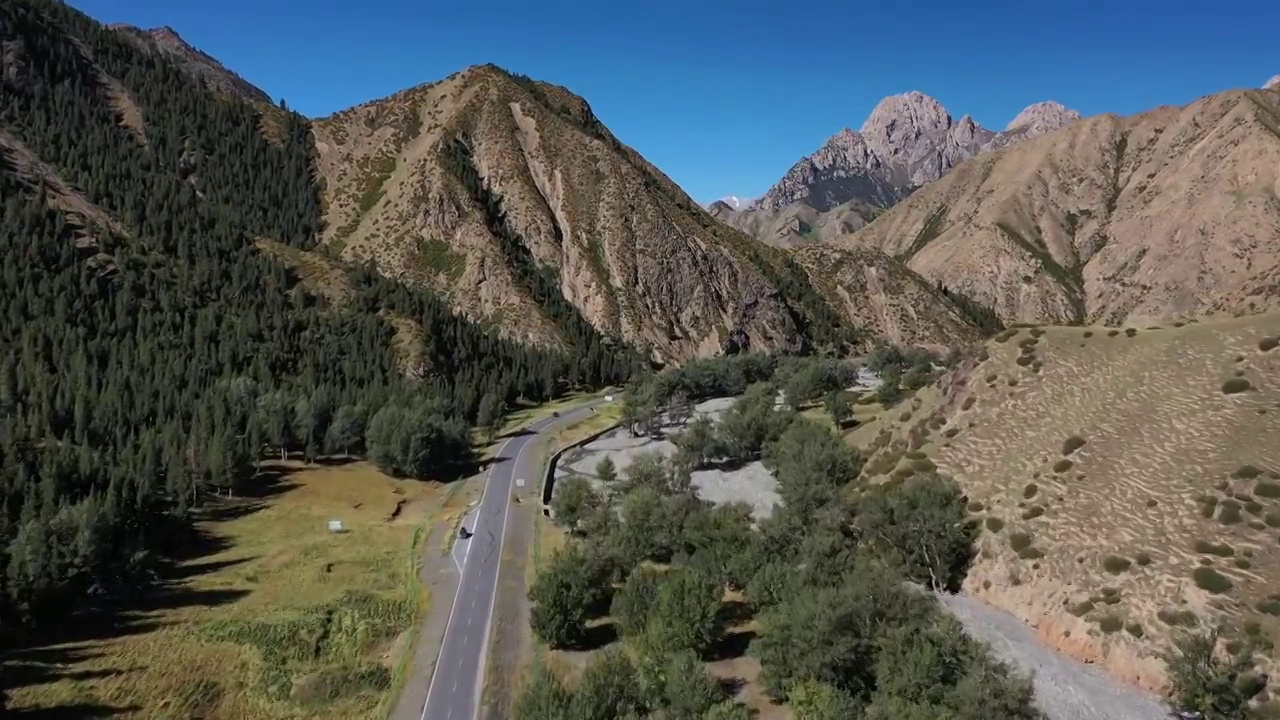 新疆独库公路自驾旅行雪山草原自然风光视频素材