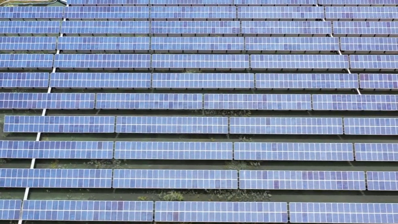 4K航拍俯拍太阳能光伏发电站镜头视频素材