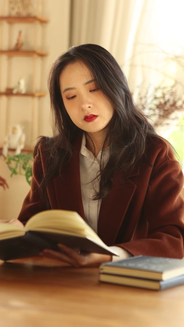 一个亚洲美女在室内阅读书籍视频素材