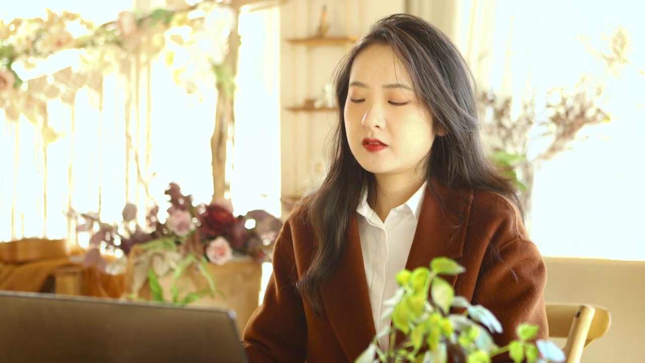 一个亚洲美女在咖啡馆里办公感到沮丧视频素材