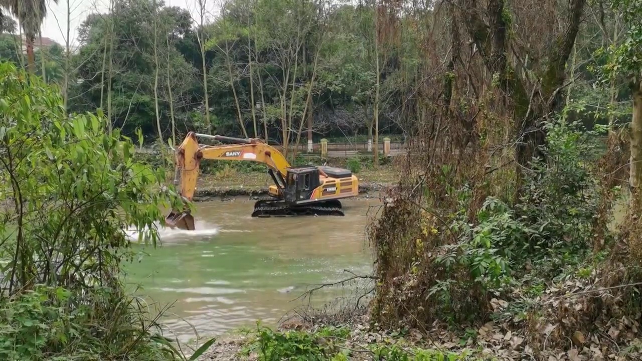 挖掘机清理河道的片段视频素材