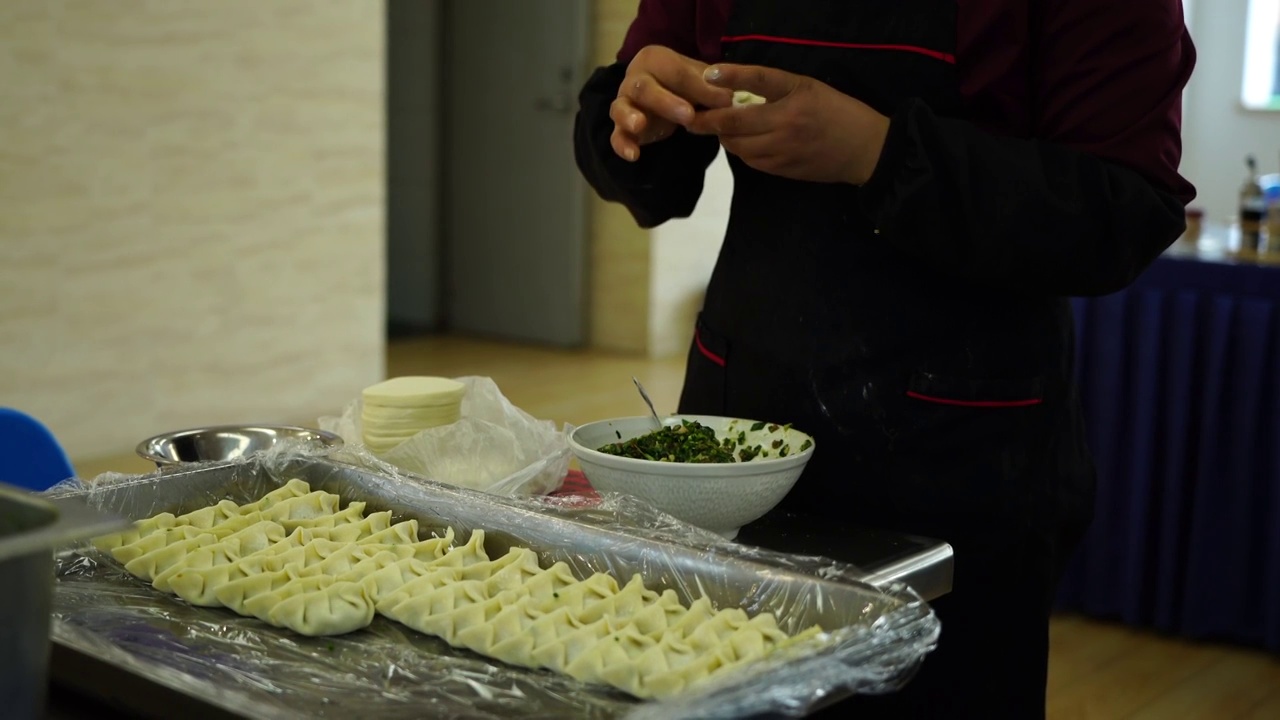 手工包制水饺视频素材