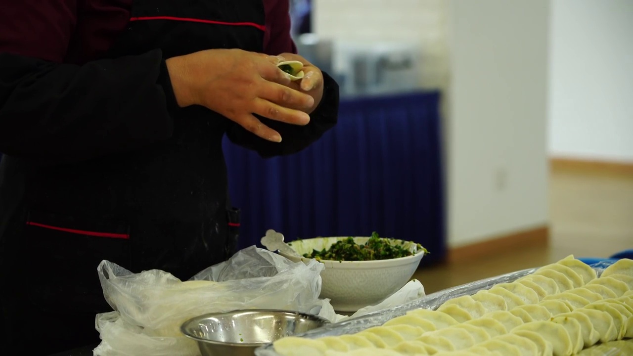 手工包制水饺视频素材