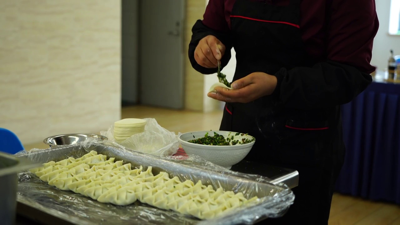 手工包水饺的实时视频视频素材