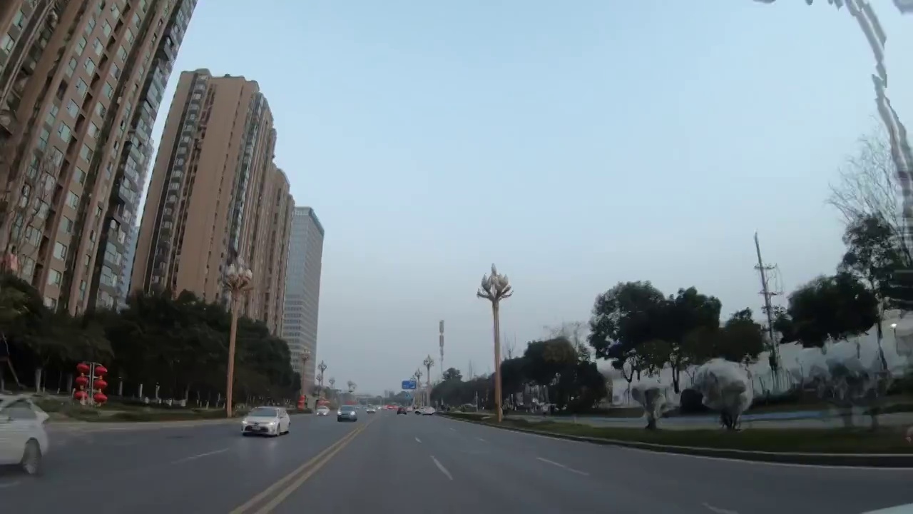 延时交通：汽车行驶在成都郫都区中心大道上视频素材