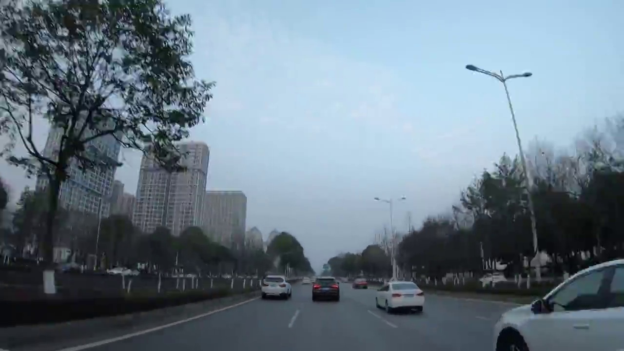 延时交通：汽车在红灯变绿后左转进入主干道视频素材