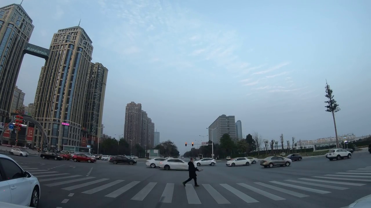延时交通：交通灯控制下的行人和车流视频素材