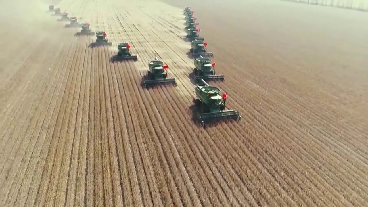 中国新疆农业机械在收割作物（选编）视频素材