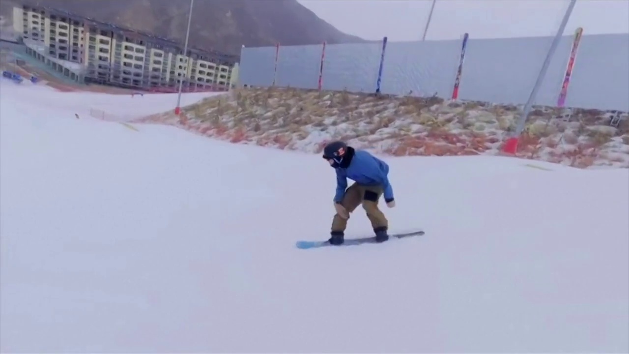滑雪场内单板滑雪前空翻的男性（选编）视频素材