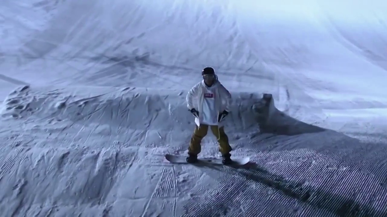 夜间滑雪场自信的单板滑雪者（选编）视频素材