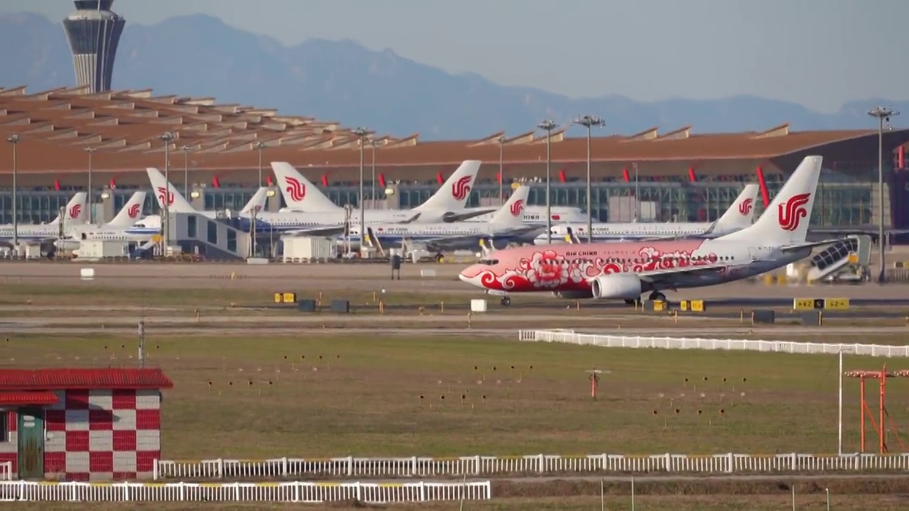中国北京首都国际机场跑道上的飞机视频下载