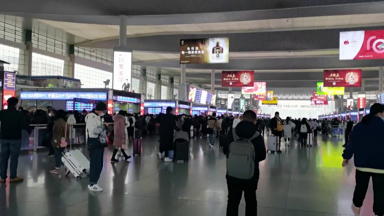 成都火车东站正在排队检票的场景视频素材