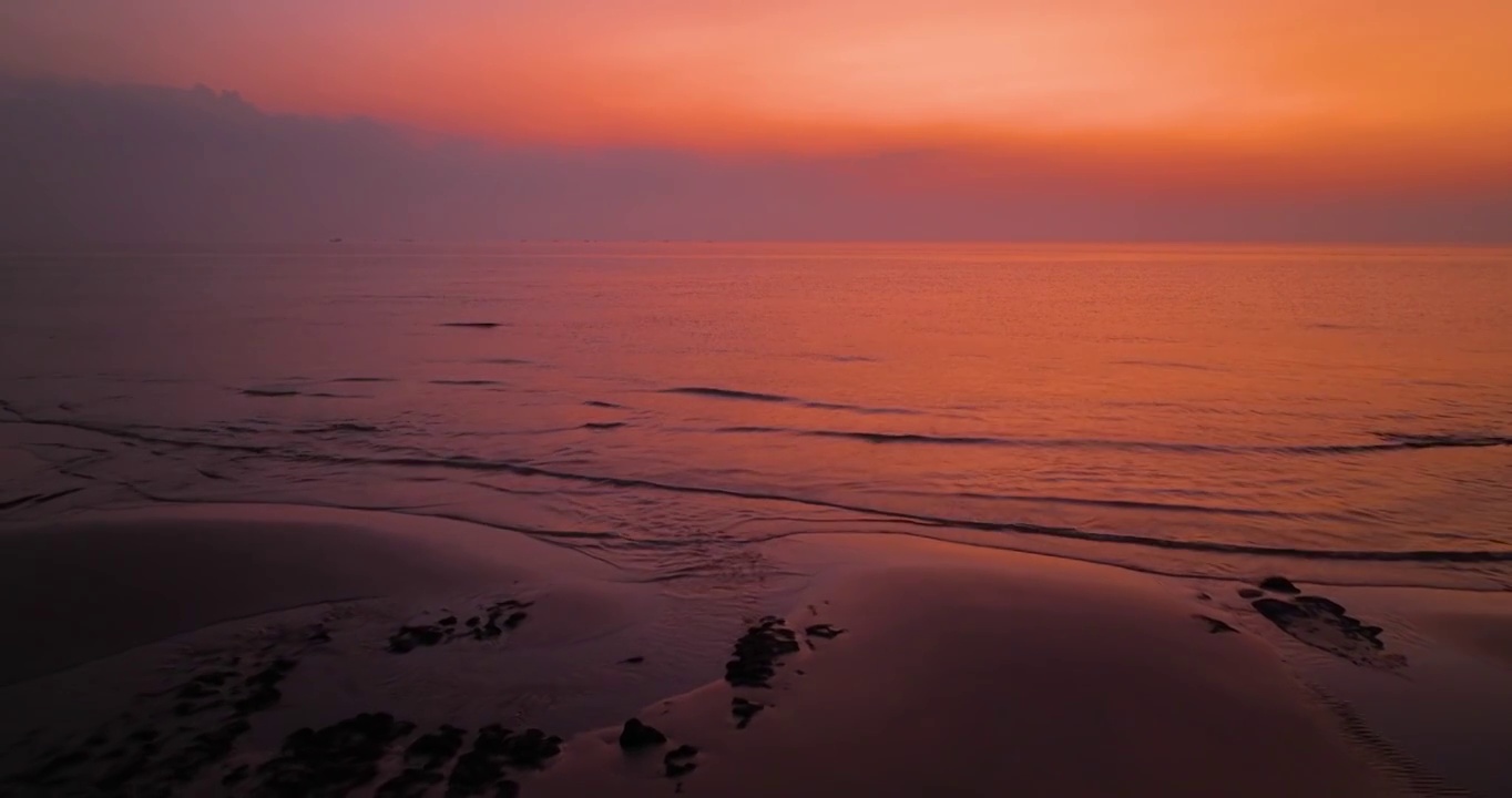 涠洲岛夕阳下海滩礁石苔藓纹理视频素材
