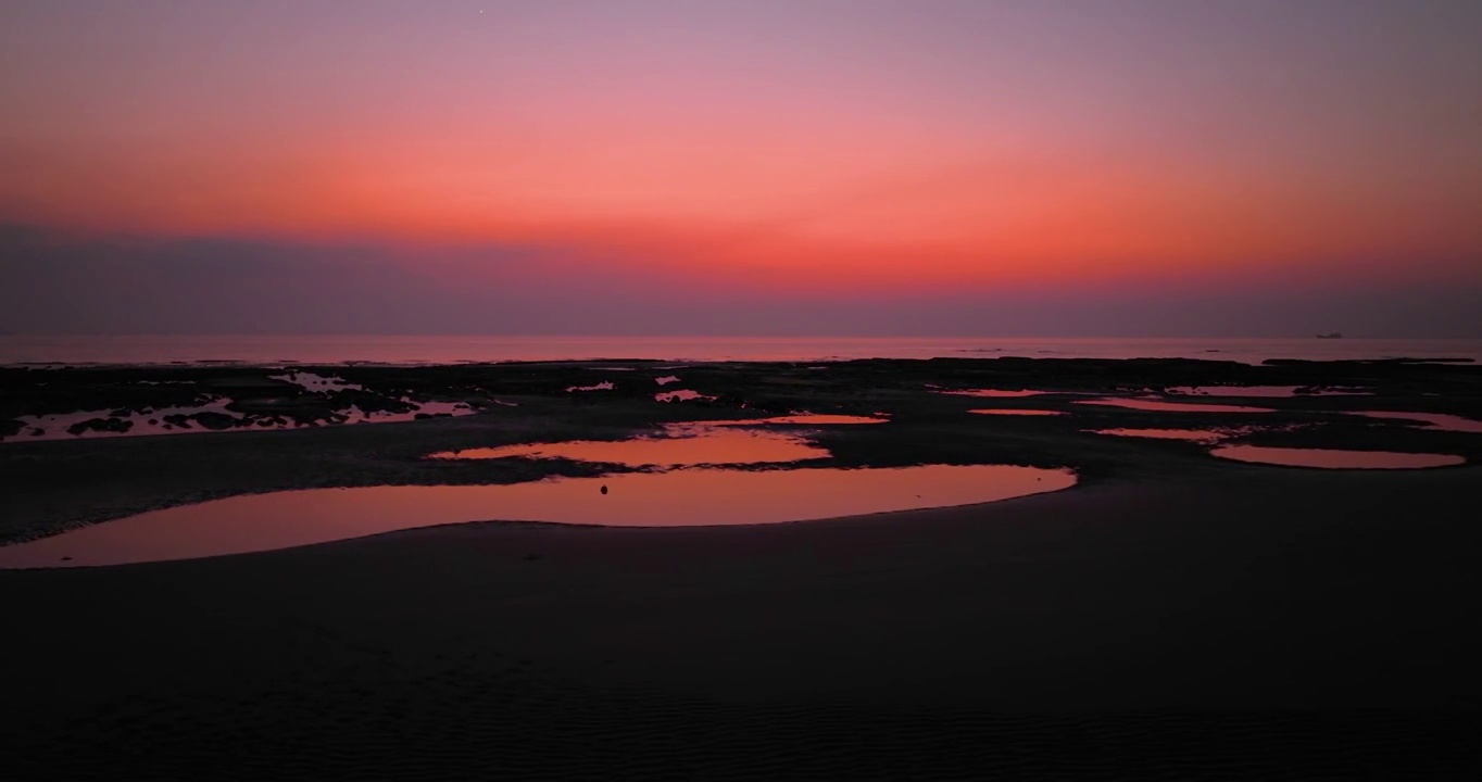 海边晚霞夕阳海洋礁石纹理海滩苔藓日落视频素材