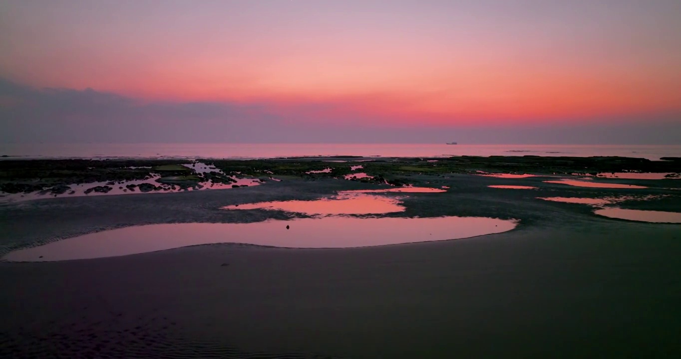海滩晚霞水面反射戏剧性天空视频素材