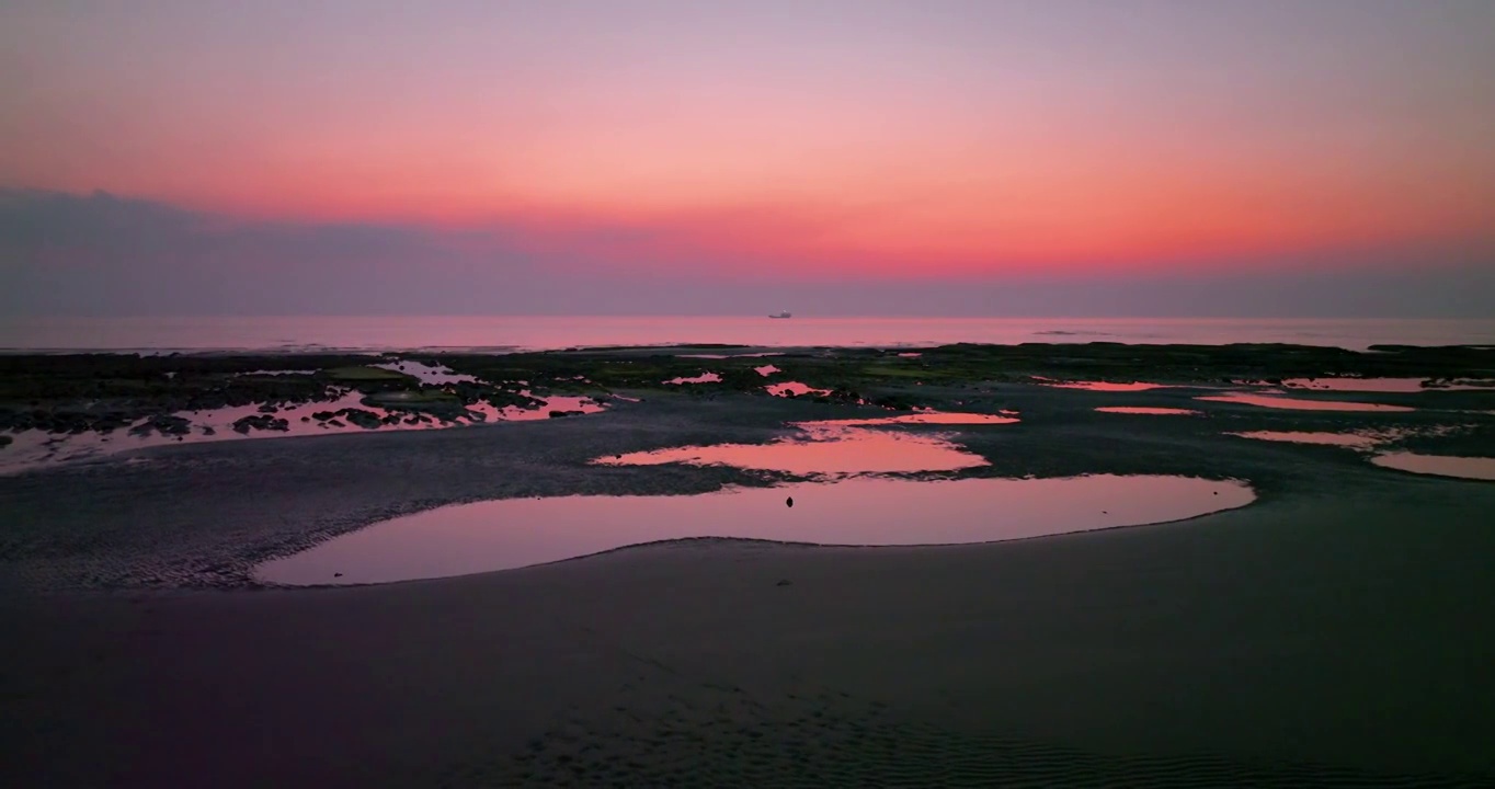 夕阳下海滩水面反射戏剧性天空视频素材